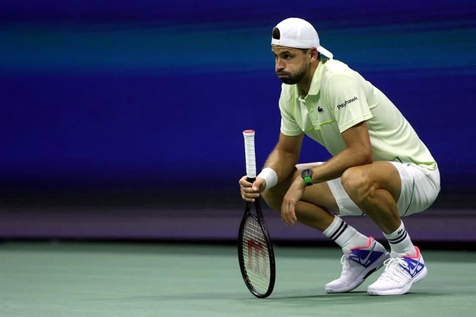 Dimitrov intentó alargar su permanencia en la cancha, pero tras el 4-1, ya no pudo y anunció la retirada.