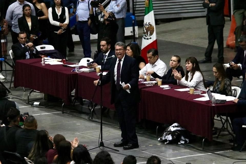 El coordinador morenista Ricardo Monreal anoche, durante la aprobación de la reforma en lo general.