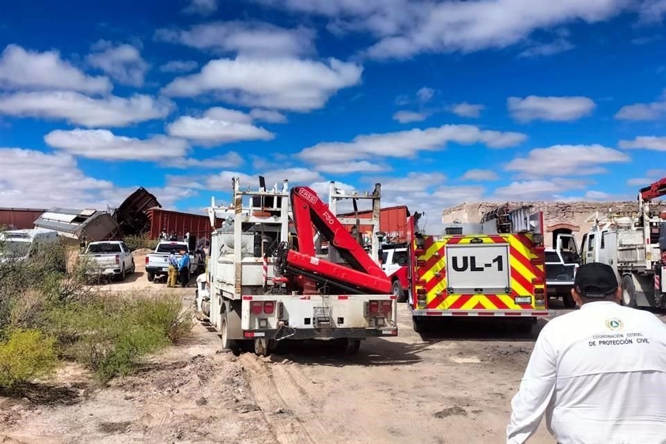 En la zona del percance labora personal de Ferromex, de Protección Civil y de Bomberos.