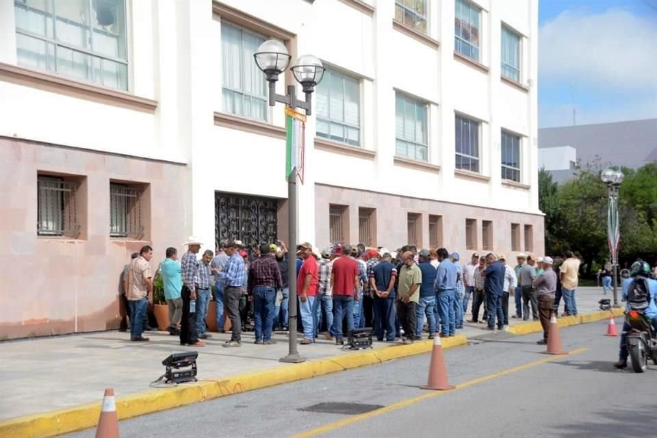 Tras arribar hoy al Palacio de Gobierno, los productores han mantenido cerradas las cuatro puertas, para evitar el ingreso de visitantes o personal.