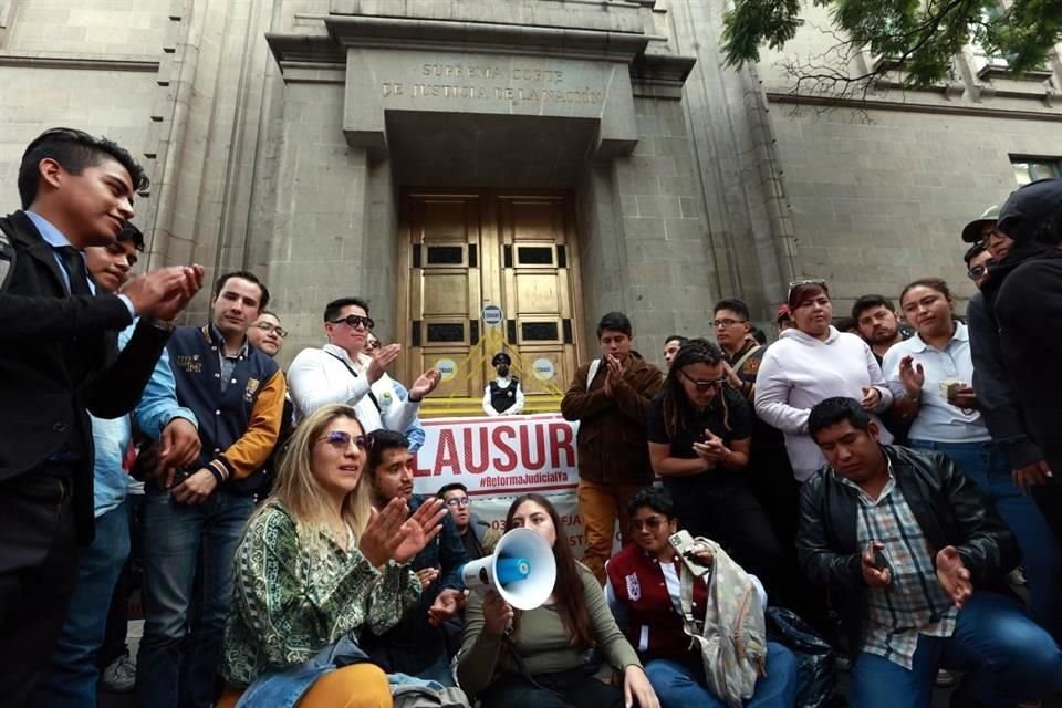 Estudiantes a favor de la reforma judicial realizaron la clasusura simbólica de la sede de la SCJN.