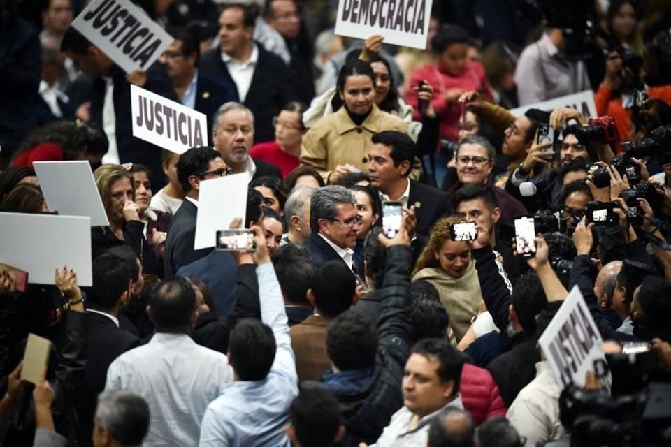 Ricardo Monreal celebra la aprobación de la reforma judicial durante la sesión en una sede alterna que celebró la Cámara de Diputados.