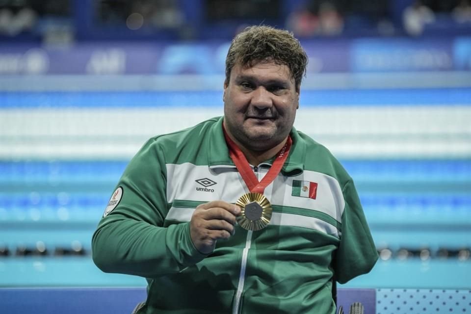 El nadador paralímpico Arnulfo Castorena le dio a México el segundo oro en París 2024, al ganar la prueba de 50 m de pecho SB2.