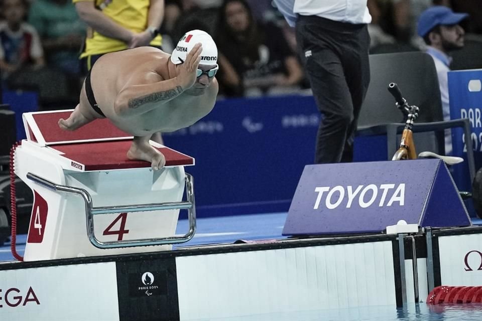 El nadador paralímpico Arnulfo Castorena le dio a México el segundo oro en París 2024, al ganar la prueba de 50 m de pecho SB2.