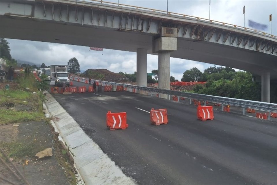 Pobladores de Tepoztlán protestan por segundo día en la vía La Pera-Cuautla y la Autopista México-Cuernavaca, donde afectan la circulación.