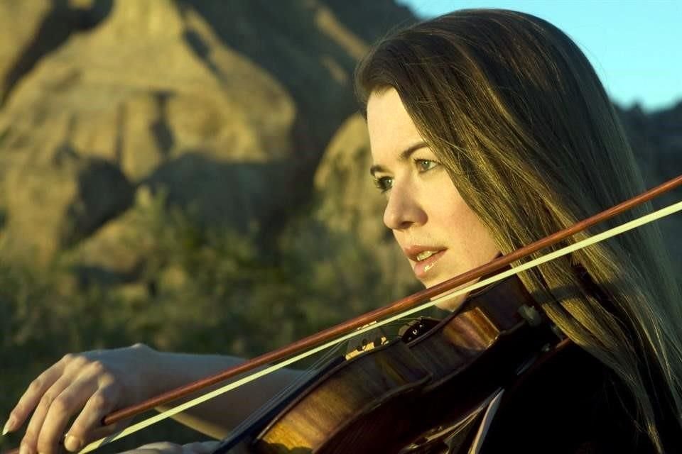 La violinista Lara St. John será la solista en el concierto de la Sinfonia Rotterdam.