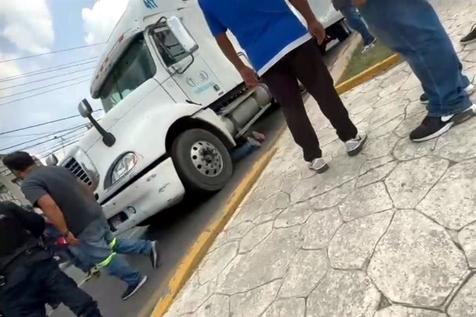 Dos personas quedaron debajo de un tráiler en la carretera México-Texcoco.