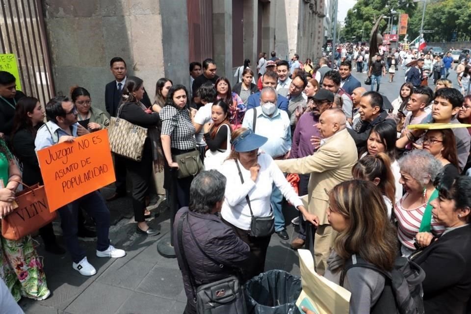 Protestas y paro contra la reforma judicial en los juzgados familiares que están frente a la Alameda Central.