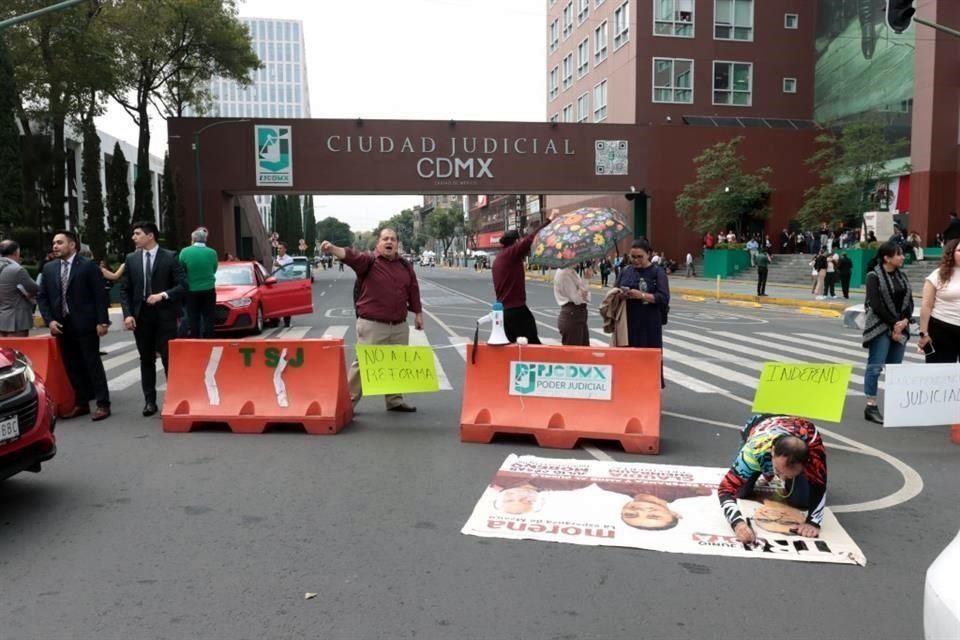 Además de no permitir el acceso, en la Ciudad Judicial se organizó un bloqueo sobre Avenida Niños Héroes.