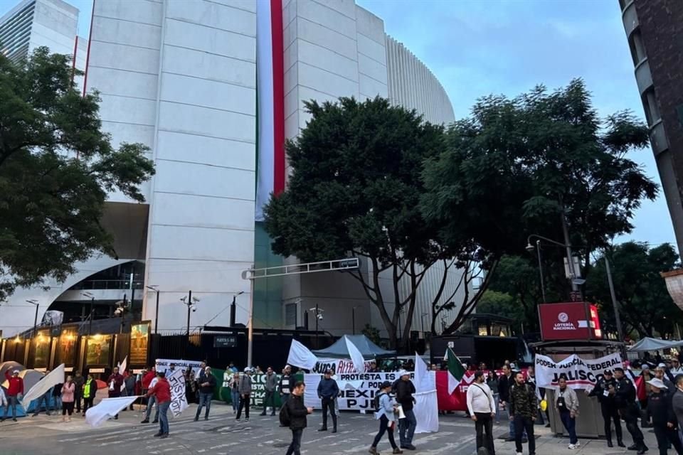 Trabajadores del PJ que están en contra de la reforma judicial bloquean los acceso al Senado de la República.