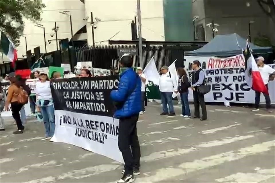 Inconformes con la reforma al Poder Judicial bloquean los accesos a la Cámara alta.