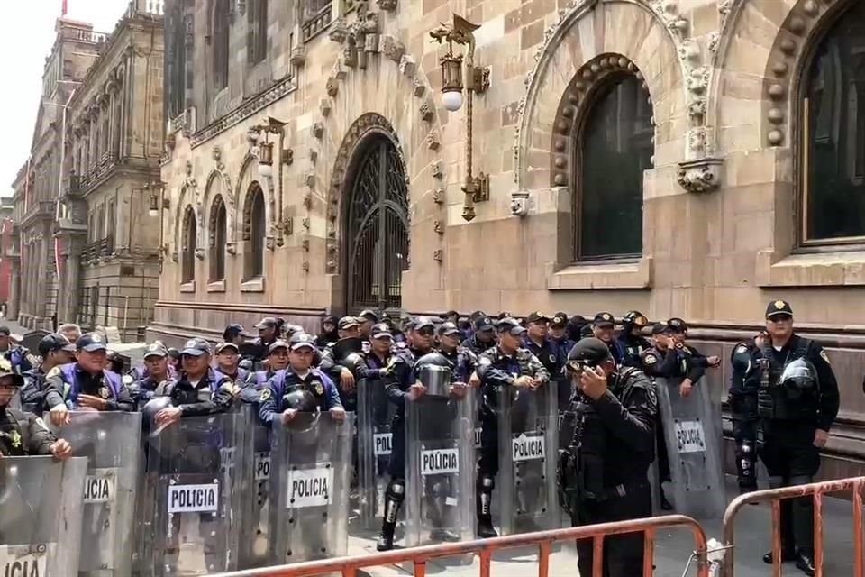 La antigua sede del Senado se encuentra custodiada por policías.