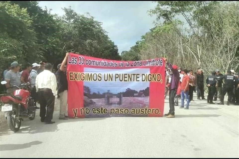 Los ejidatarios se quejan de la construcción de dos puentes a desnivel, a cargo de militares, que no se adaptan a las condiciones de la zona.