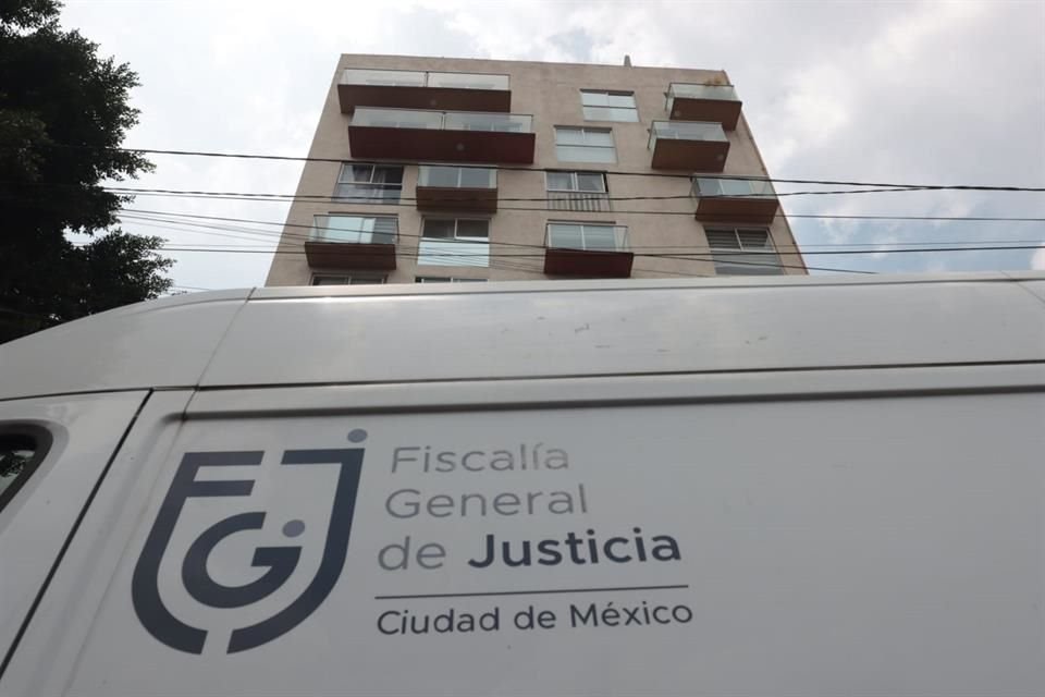 Policías de Investigación resguardan el lugar en espera de los Servicios Periciales de la Fiscalía General de Justicia de la Ciudad.