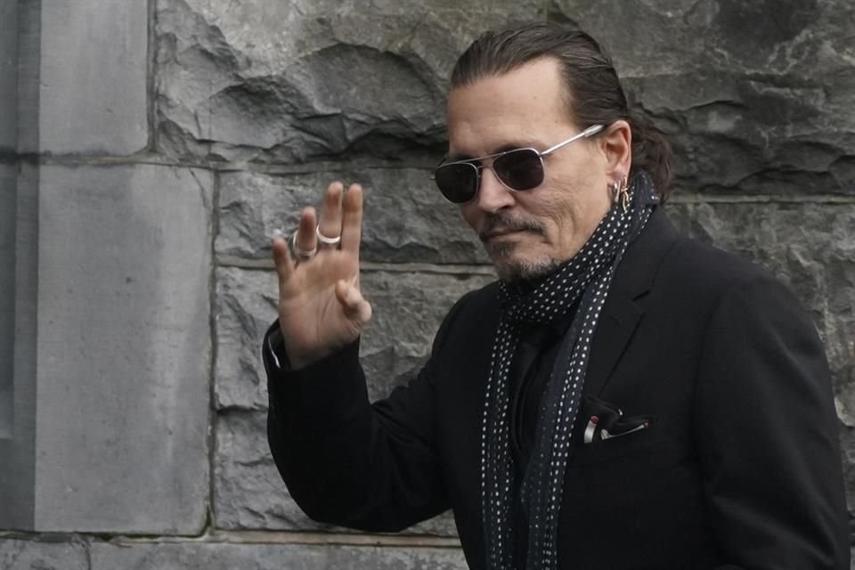 Johnny Depp está estrenando una brillante sonrisa, meses después de que fuera criticado por sus 'dientes podridos' en el Festival de Cannes.