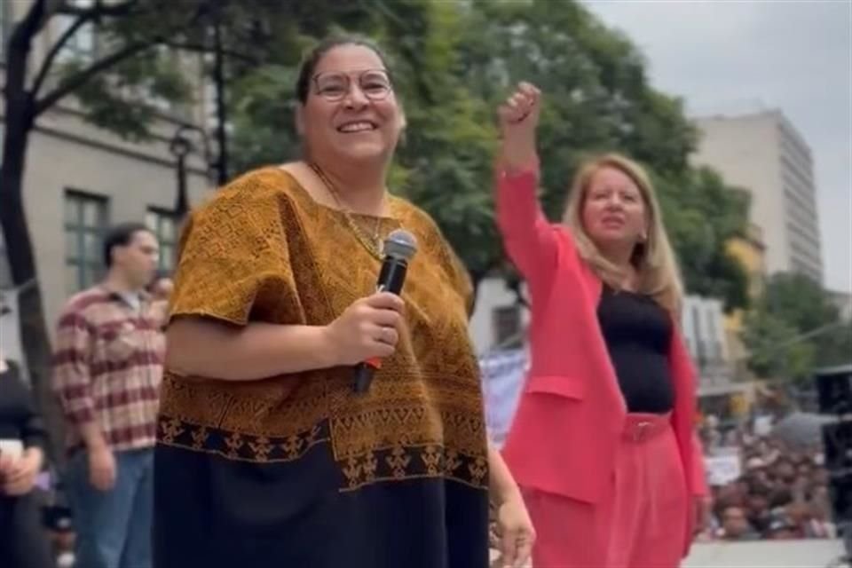 Las ministras de la Corte Lenia Batres y Loretta Ortiz acompañaron un acto de respaldo a la discusión de la reforma judicial afuera de la Corte.