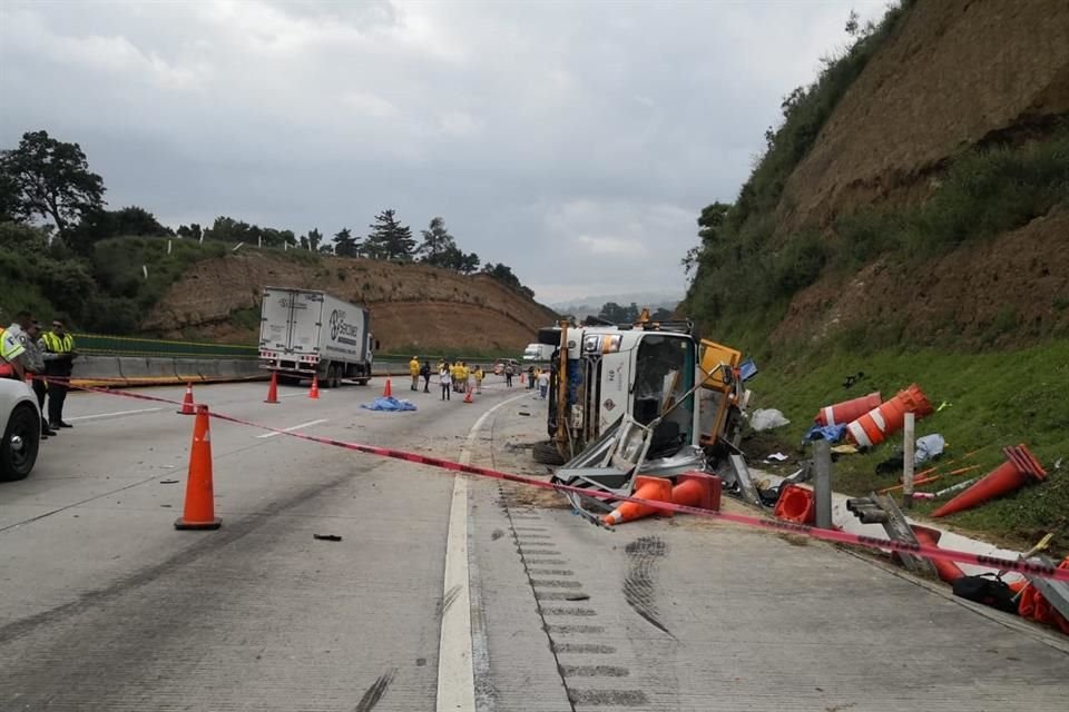 Primeros reportes señalan que el conductor de un tráiler perdió el control y embistió a un grupo de personas con chalecos que caminaban en el acotamiento con dirección a la CDMX.