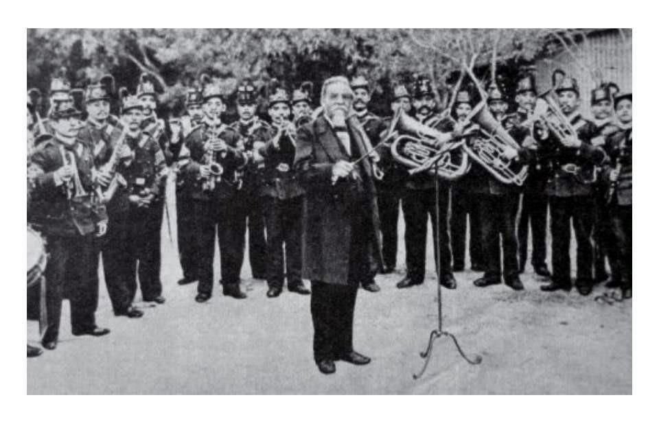 El compositor dirige una banda de guerra durante su visita a México en 1901.