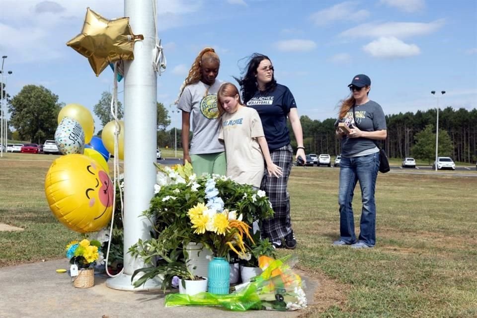 Los estudiantes depositaron flores y globos en un monumento improvisado en la escuela secundaria Apalachee.