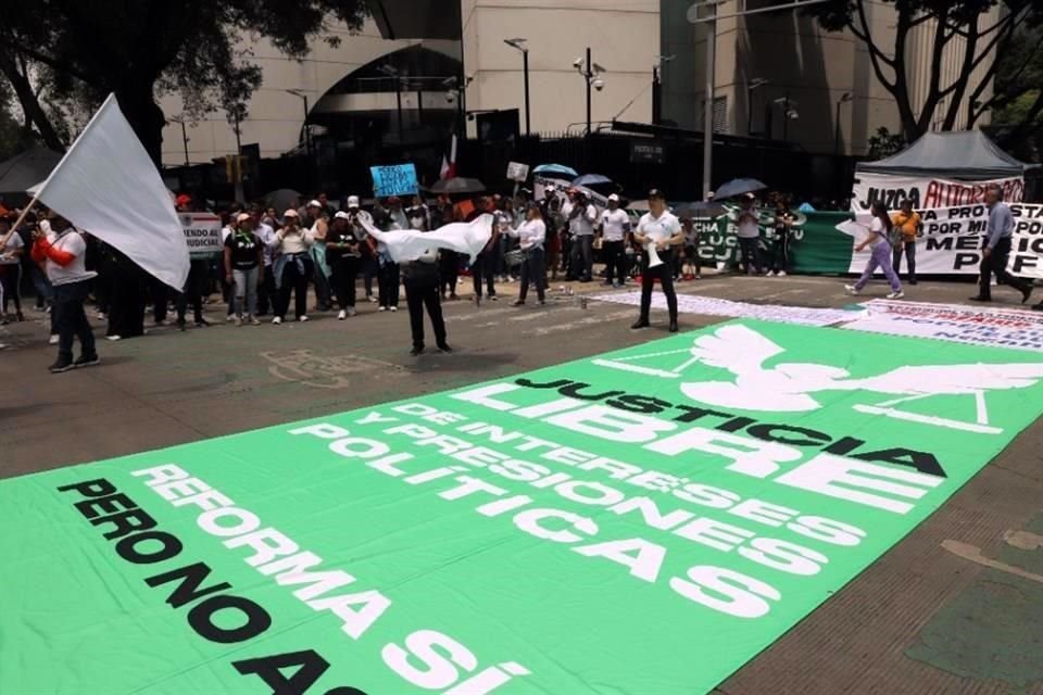 Las entradas a la Cámara de Senadores fueron bloqueadas la mañana de este 5 de septiembre por estudiantes de Derecho y trabajadores del Poder Judicial en protesta por la reforma judicial.