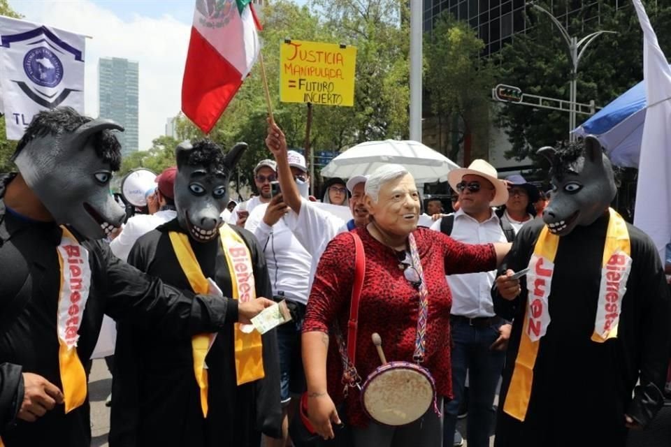 'Circuitos unidos, jamás serán vencidos' y 'el Poder Judicial se va a caer, se va caer', son las consignas que gritan los manifestantes.