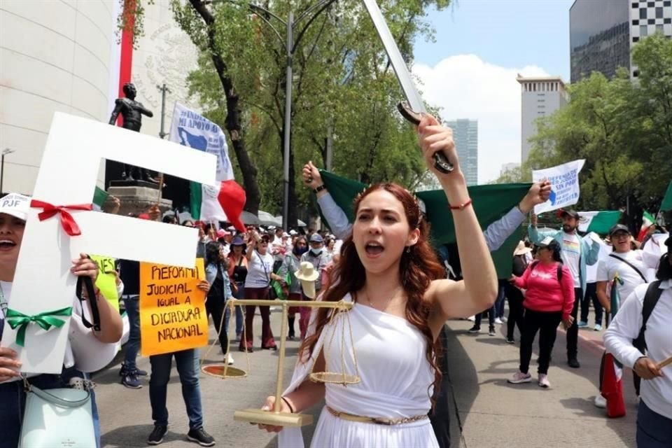 Algunos manifestantes llegaron de otras entidades como Jalisco y Estado de México para fortalecer la protesta alrededor de la Cámara alta.