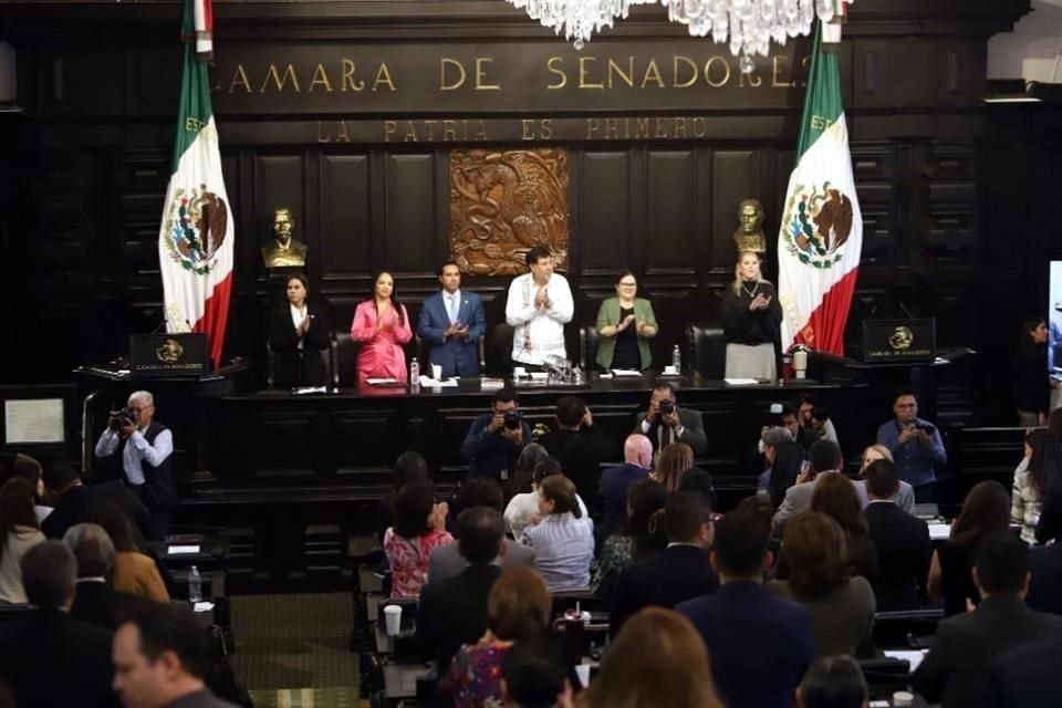 Ante la protesta, los legisladores decidieron sesionar en la antigua sede de Xicoténcatl.