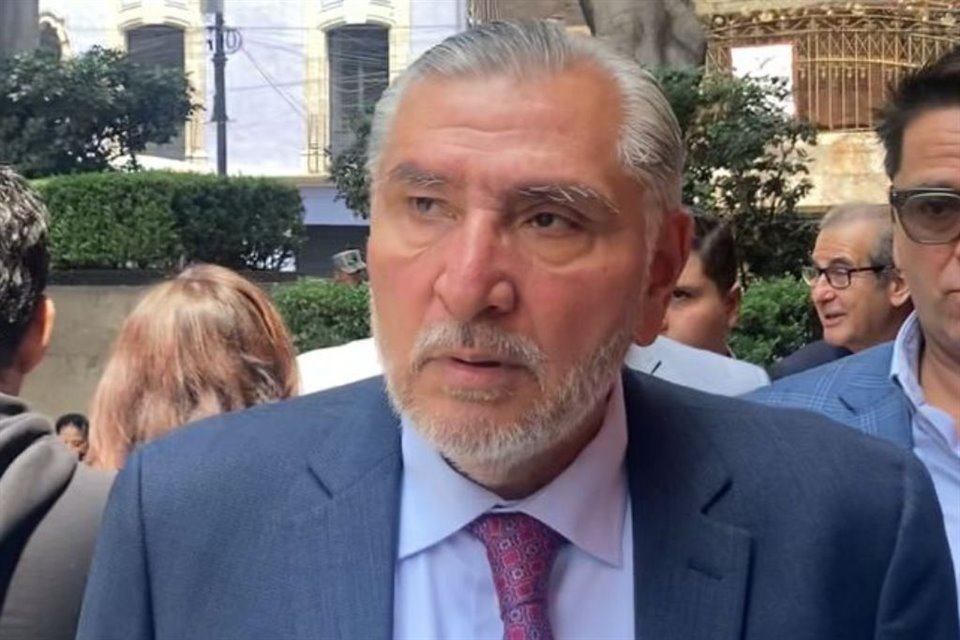 Adán Augusto López, líder de senadores de Morena, negó 'compra' o presión a opositores para conseguir voto faltante para aprobar reforma a PJ.