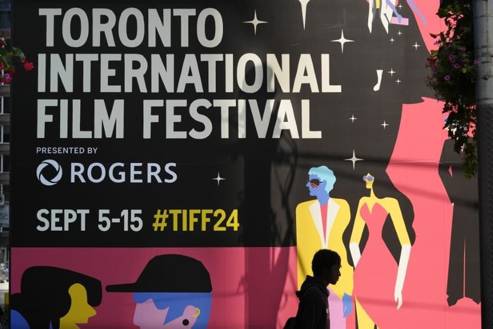 El Festival de Cine de Toronto inició este jueves cargado de estrellas, multitud de cintas nominadas al Óscar, documentales y glamour.