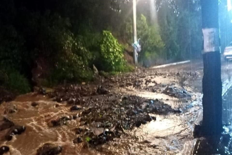 Autoridades llamaron a estar al tanto de alertamientos por riesgos de deslave.