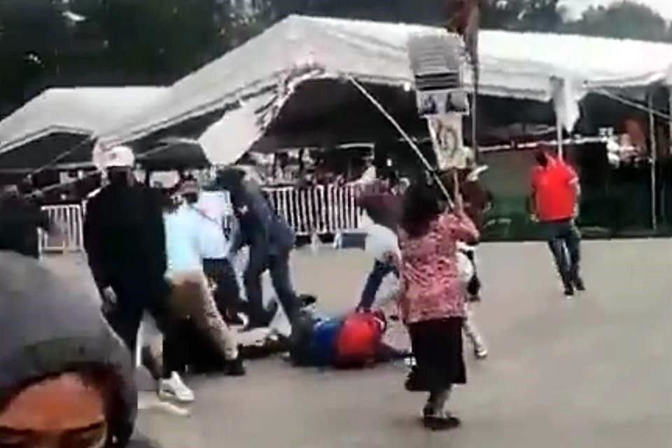 Manifestantes se concentraban en la explanada de la Alcaldía Xochimilco cuando fueron agredidos.