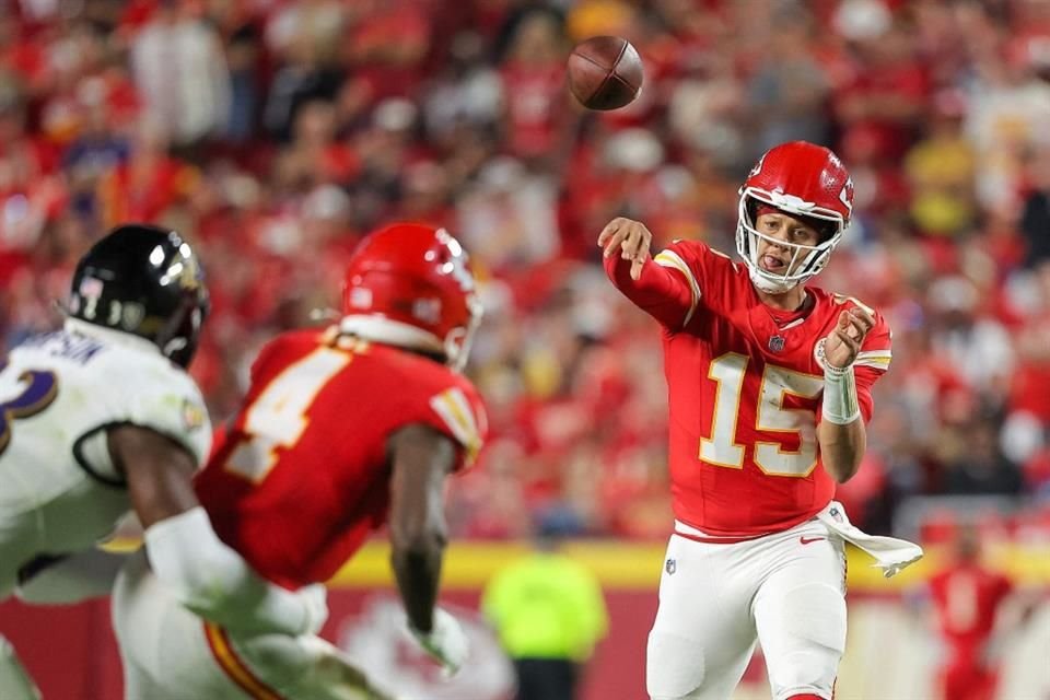 Patrick Mahomes en acción ante Baltimore.