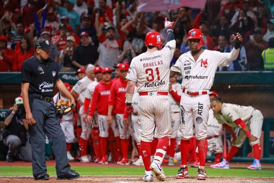 Los Diablos Rojos del México vencieron por paliza de 17-0 a los Sultanes de Monterrey y pusieron 2-0 la Serie del Rey a su favor.