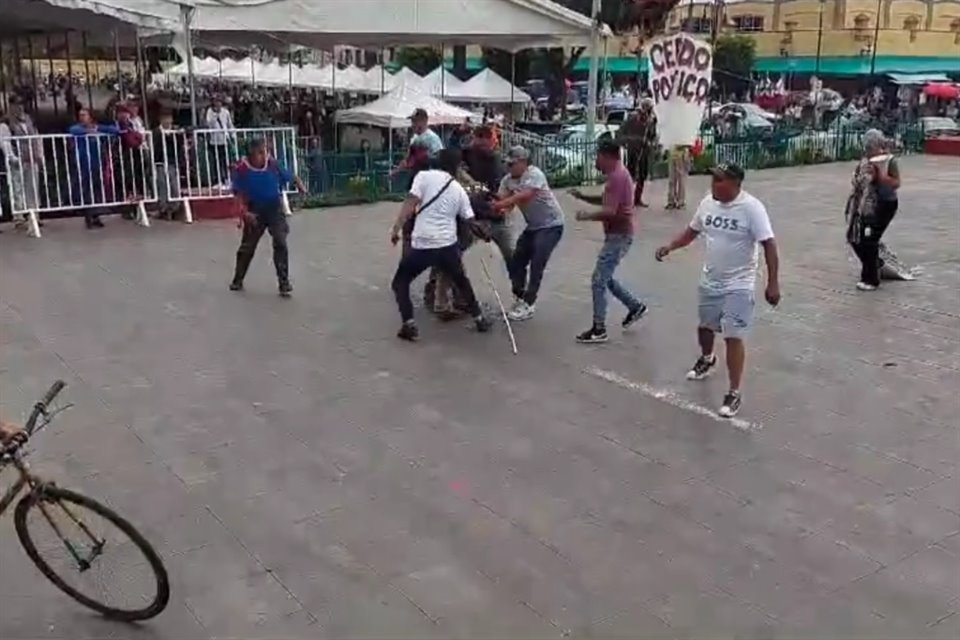 Manifestantes fueron agredidos por encapuchados cuando realizaban una protesta en inmediaciones de la Alcaldía de Xochimilco.