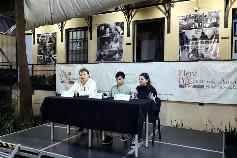 Felipe Haro, director de la fundación, y Santiago Flores Chong y Teresa López, estudiantes de historia de la UIA que participaron en la organización de la muestra.