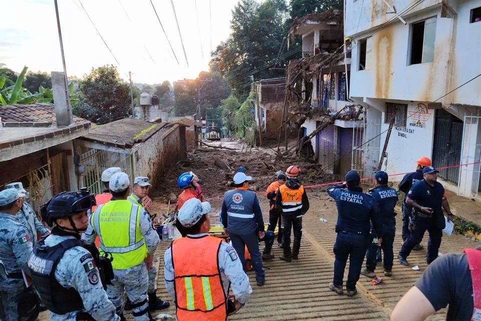 El deslave de un cerro se registró los últimos minutos de la noche del jueves sobre una casa de tres pisos ubicada en la calle Poniente 2 de la colonia 9 de Abril.