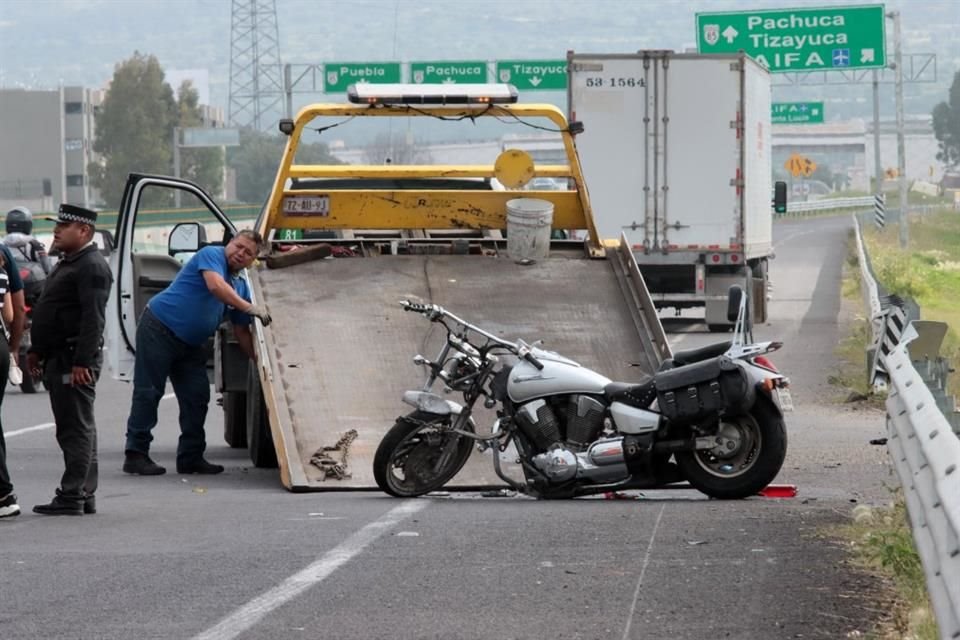 Cuando el motorista intentó incorporarse a la Autopista fue arrollado por un vehículo de carga en la México-Pachuca.