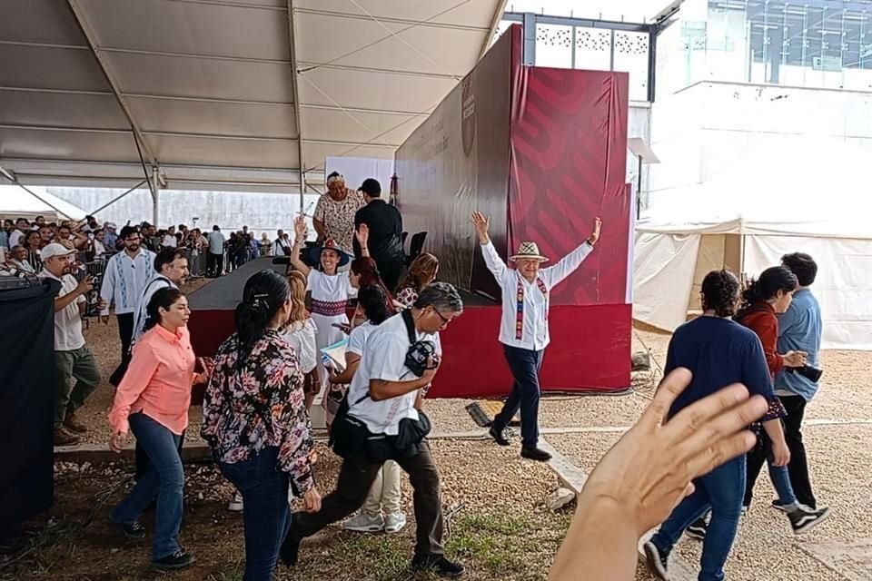 El Presidente López Obrador entregó títulos de propiedad en Quintana Roo.