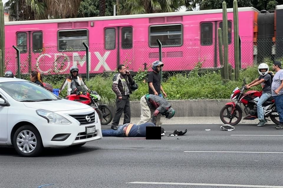 El motociclista chocó contra la parte trasera de una camioneta de carga, ahí perdió el control, cayó y una pipa le pasó por encima de la cabeza.