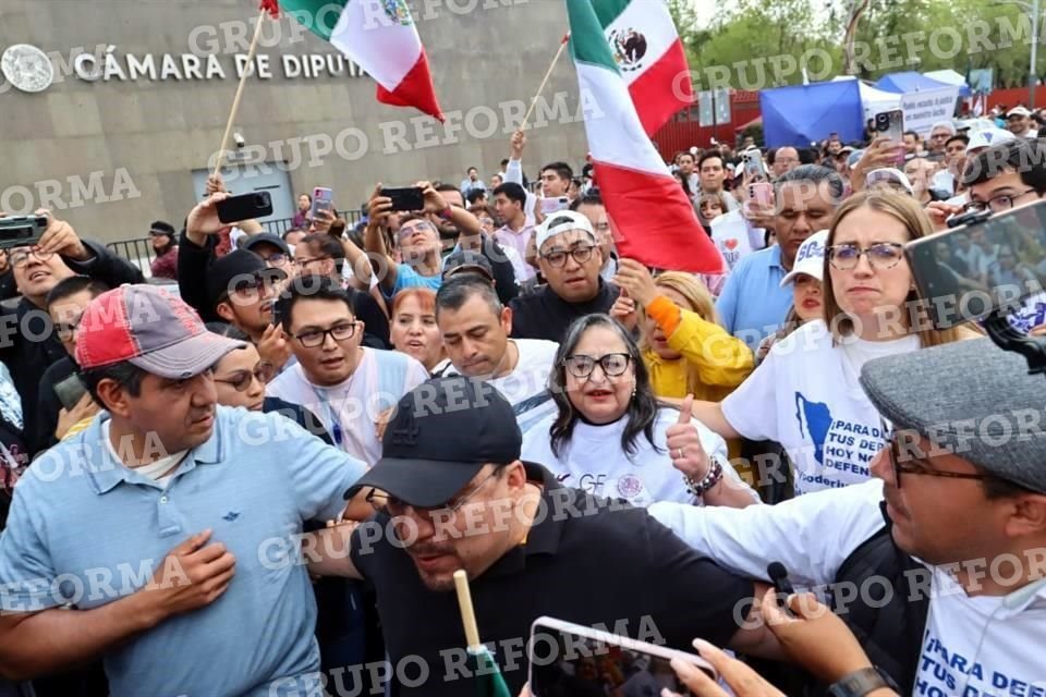 La Ministra coreó la consigna de '¡El Poder Judicial no va a caer!'.