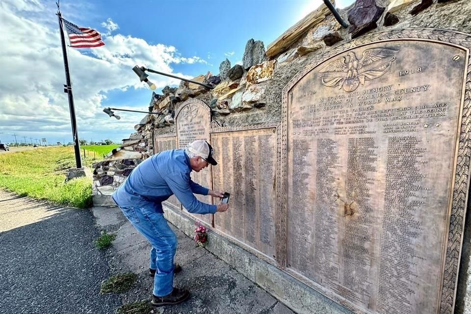 El diplomático visitó en Colorado un monumento frente a las montañas de Sangre de Cristo, donde están inscritos los nombres de quienes pelearon en la Primera y Segunda Guerra Mundial.