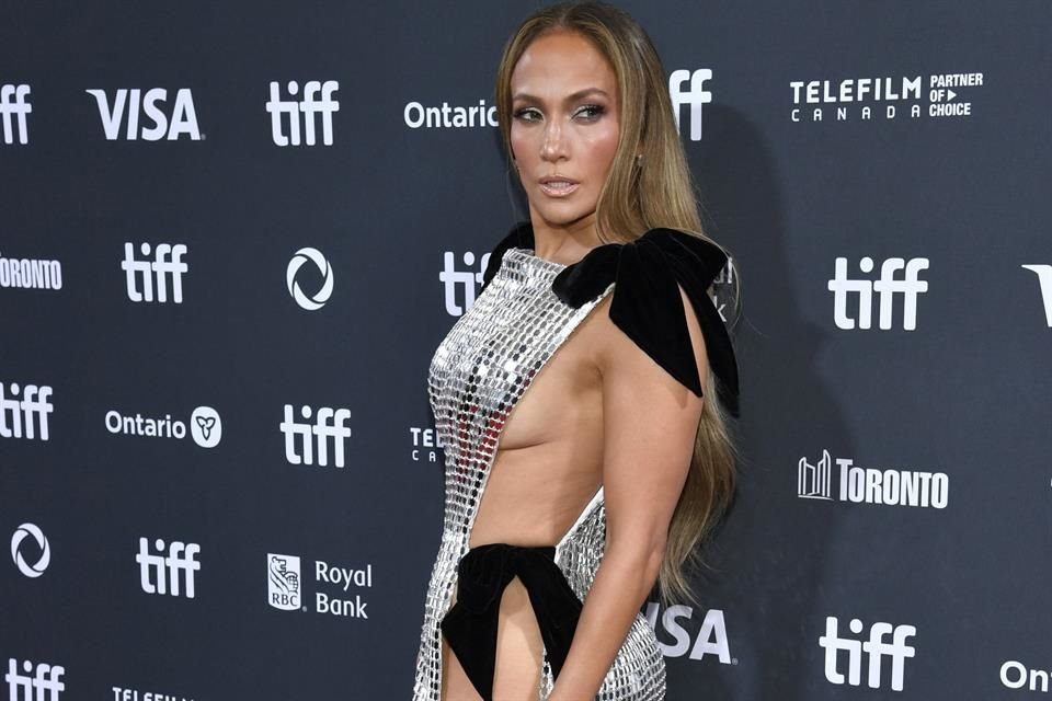 La actriz Jennifer Lopez acudió al Festival de Toronto para el estreno de 'Unstoppable' donde trabajó con Ben Affleck; él no asistió.