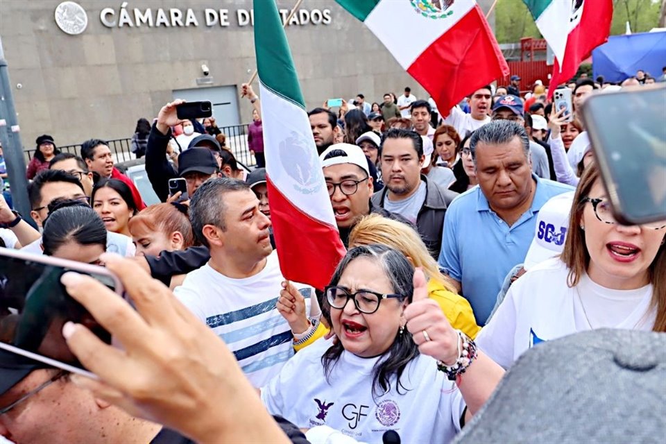 '¡NO VA A CAER!'. Como sus pares y antagonistas, Lenia Batres y Loretta Ortiz (quienes encabezaron un mitin el jueves pasado), la titular de la Corte, Norma Piña, salió a la calle ayer a arengar a los trabajadores del Poder Judicial que desde el martes bloquean la Cámara de Diputados.