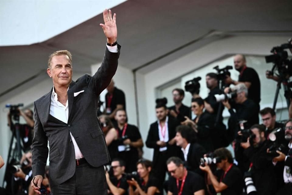 El actor y director Kevin Costner asistió a la alfombra roja de la clausura.