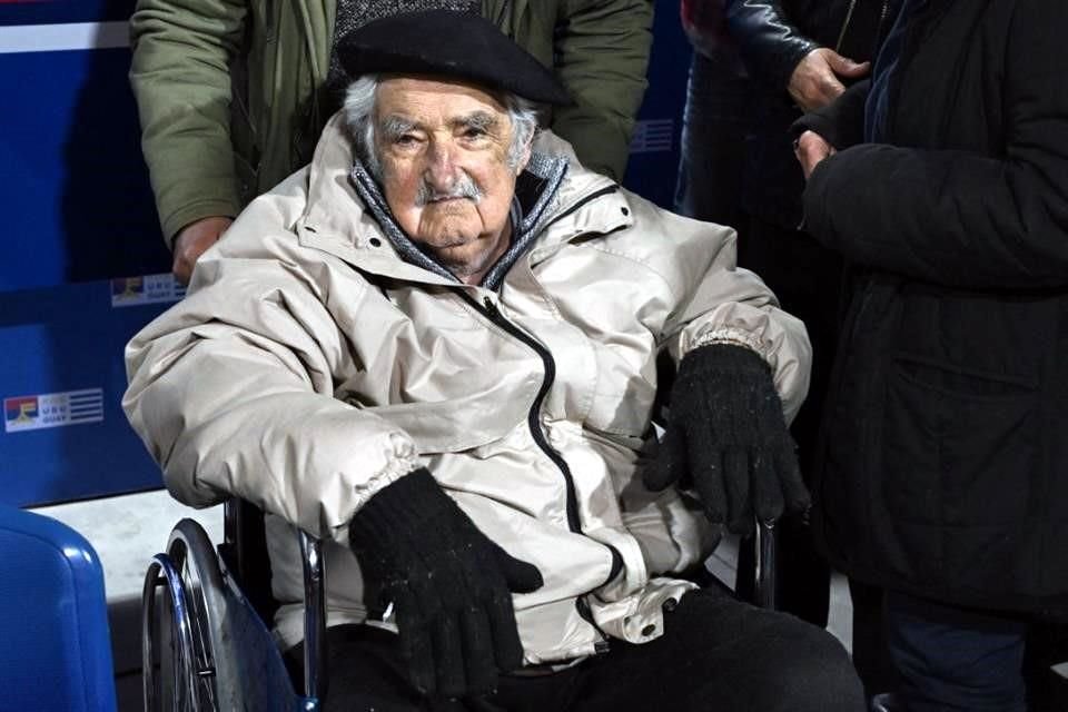 El ex Presidente de Uruguay José Mujica, diagnosticado con un cáncer de esófago, se encuentra bien tras habérsele practicado una cirugía.