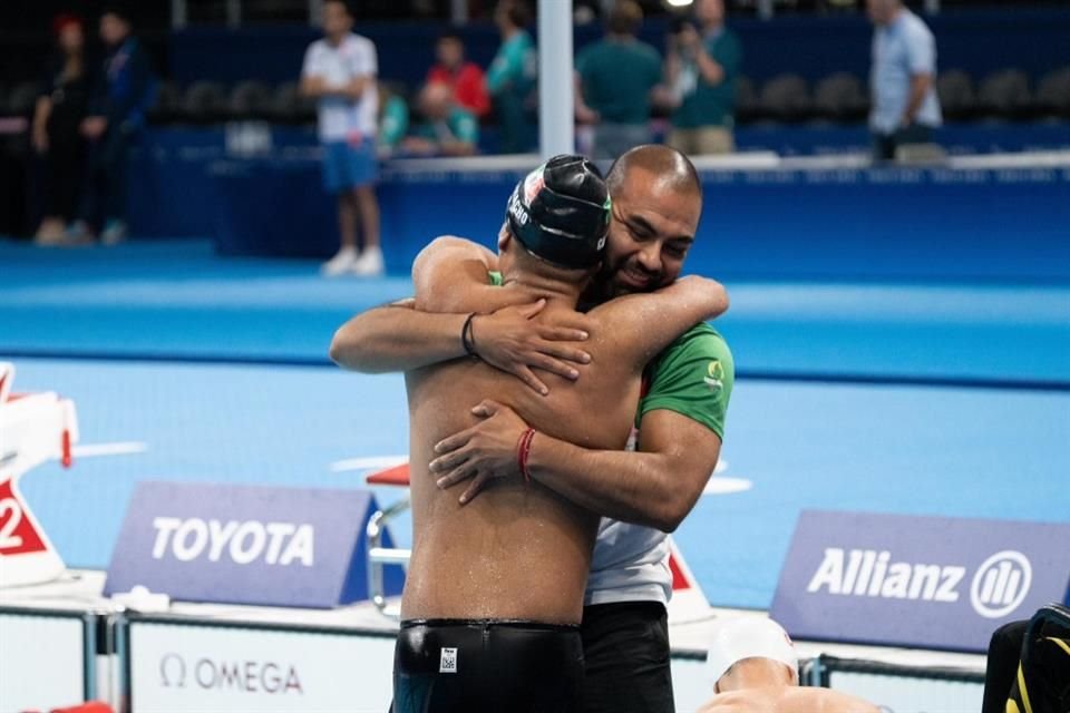 Ángel Camacho consiguió la medalla de Plata en la para natación 50 metros dorso S4, su tercera presea en los Paralímpicos de París 2024.