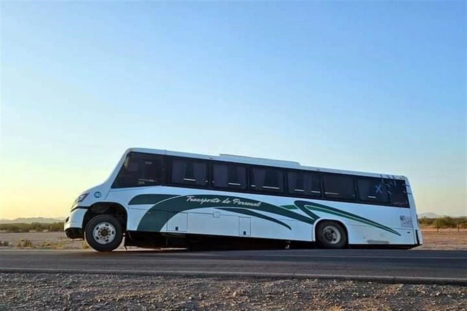 Al momento de la balacera entre presuntos sicarios y las fuerzas del orden registrada en la carretera de Caborca, pasaba un autobús que trasladaba a 15 mineros que lograron salir ilesos.