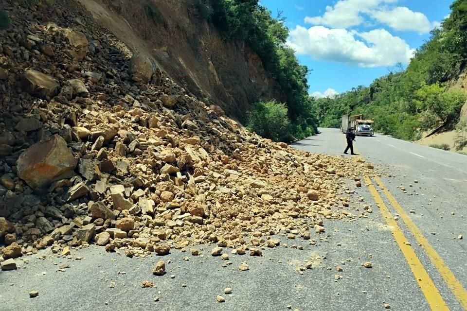 El derrumbre se registró a la altura del kilómetro 93 de dicha vía, en Tamaulipas.