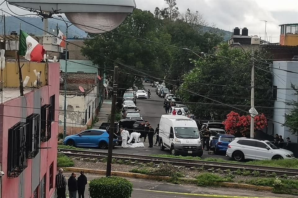 Testigos señalan que dos hombres abordo de una motoneta interceptaron a la víctima cuando pasaba cosas de una cajuela a otra.