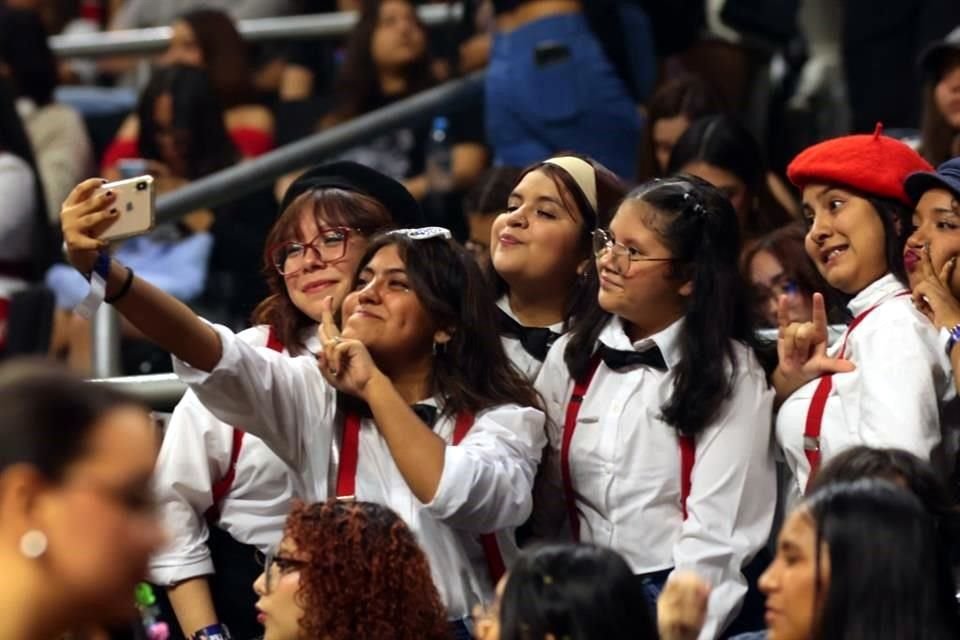 Las chicas, que incluso acamparon en el exterior de la Arena para alcanzar boletos y atestiguar este reencuentro con los cantantes, fueron las más felices en esta acalorada velada.